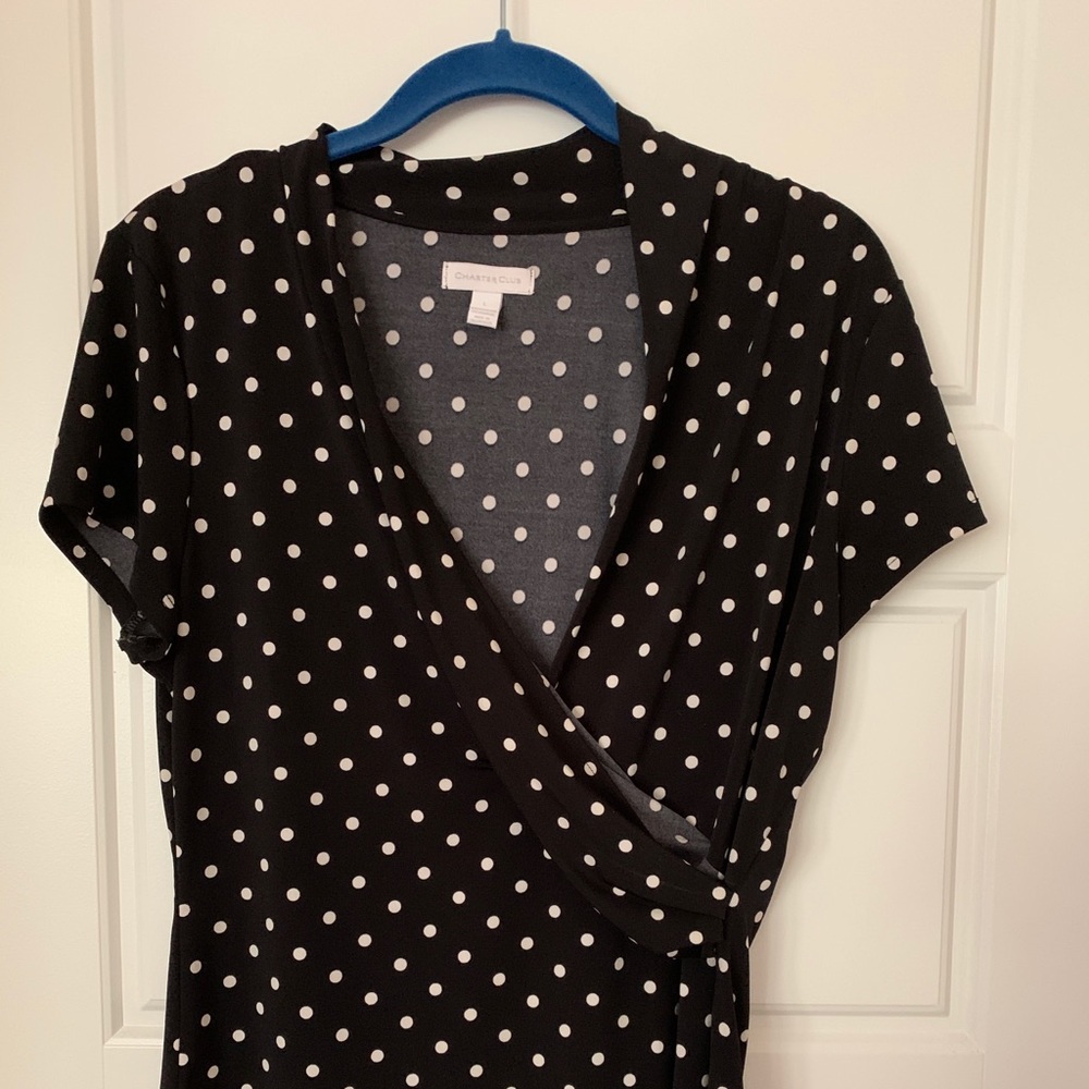 🦋black and white polka dot pullover.